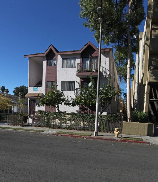 1759 Mariposa Ave in Los Angeles, CA - Foto de edificio - Building Photo