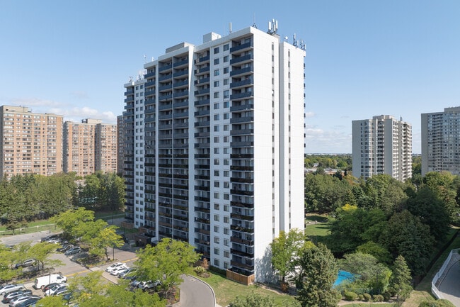 125 Bamburgh Circle in Toronto, ON - Building Photo - Building Photo