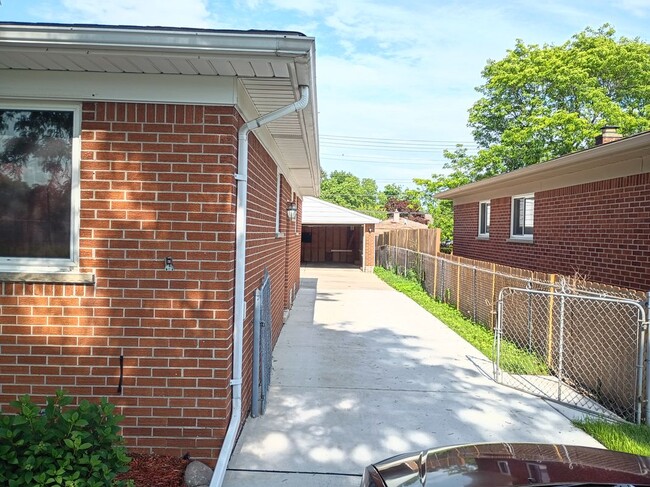 9630 Garfield St in Redford, MI - Building Photo - Building Photo