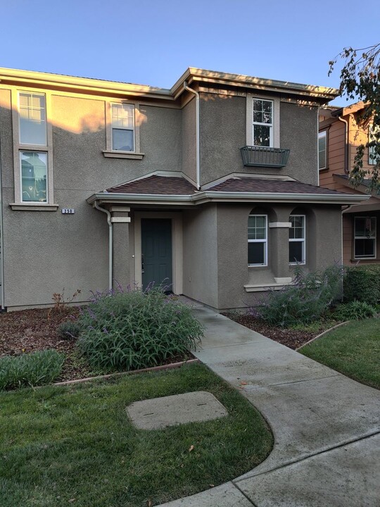 250 Whimbrel Cir in Pittsburg, CA - Building Photo