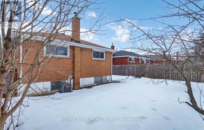 1109 Mohawk Rd E in Hamilton, ON - Building Photo - Building Photo