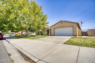 45444 Spahn Ln in Lancaster, CA - Building Photo
