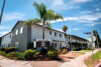 18400 Prairie Street in Northridge, CA - Building Photo - Building Photo