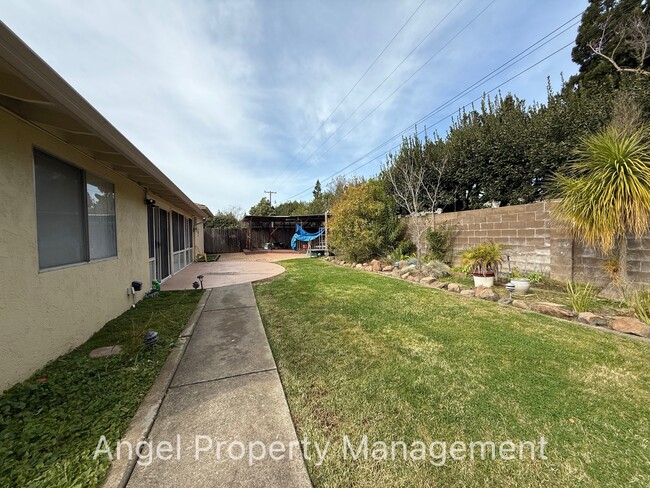 1239 Woodfield Ave in Sacramento, CA - Building Photo - Building Photo