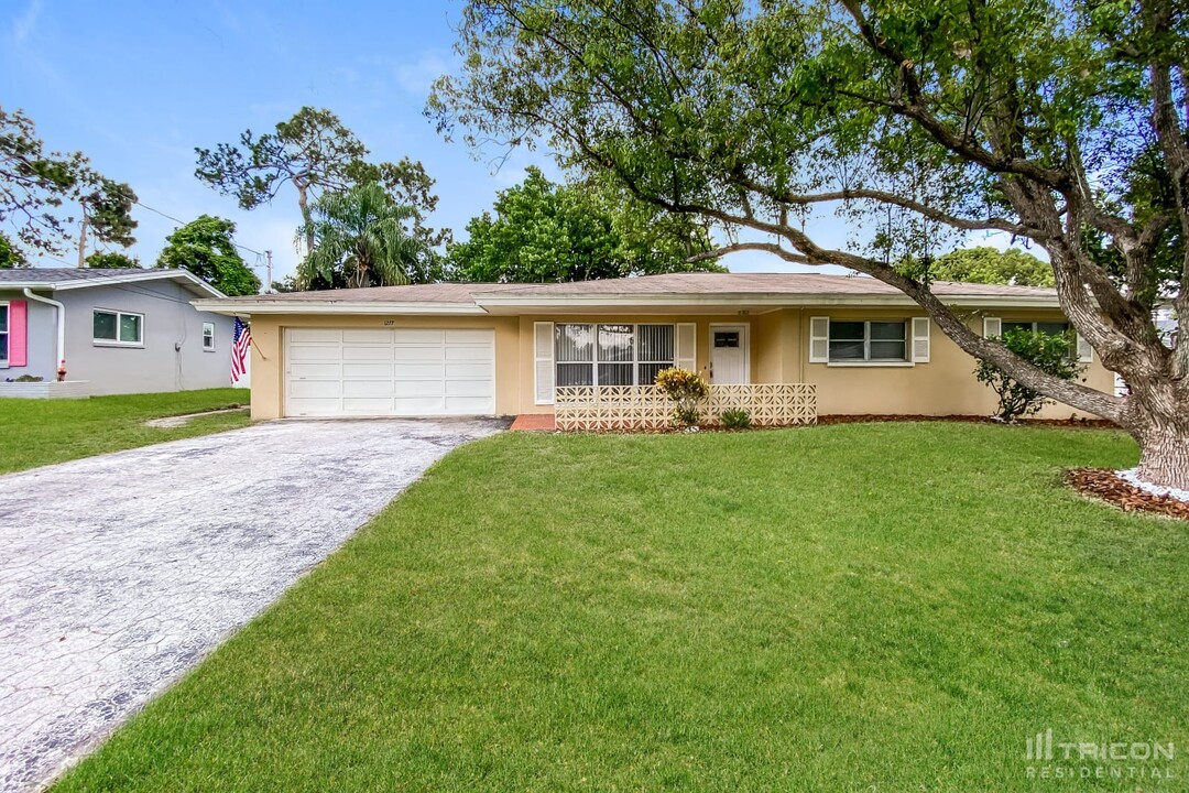 1277 Inverness Dr in Dunedin, FL - Building Photo