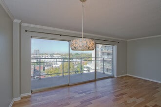 4545 Wornall Rd, Unit 1101 in Kansas City, MO - Building Photo - Building Photo