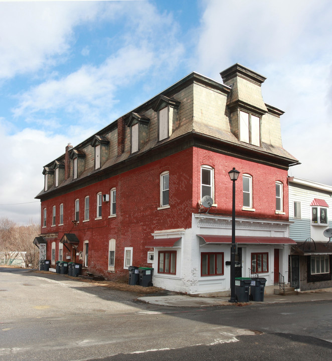 51 Elm St in Hoosick Falls, NY - Building Photo