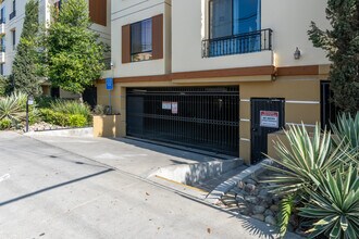 6938-6950 Laurel Canyon Blvd in Los Angeles, CA - Building Photo - Building Photo