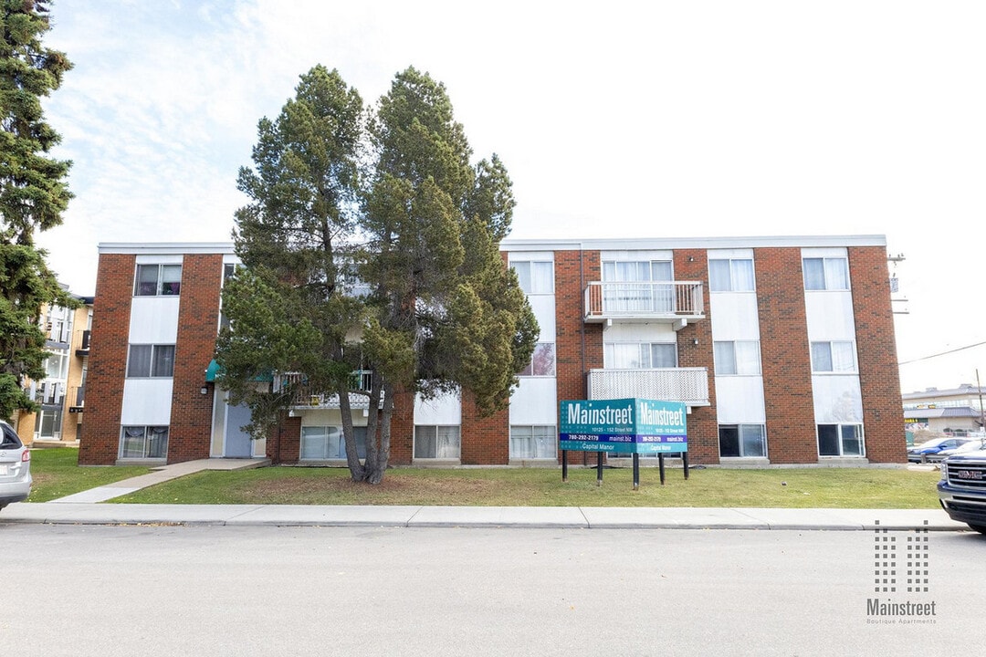 Capital Manor in Edmonton, AB - Building Photo