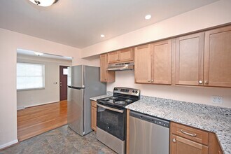 4681 Duneden Ave in Cincinnati, OH - Foto de edificio - Building Photo