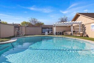 Shadow Glen Townhouse Apartments in Modesto, CA - Building Photo