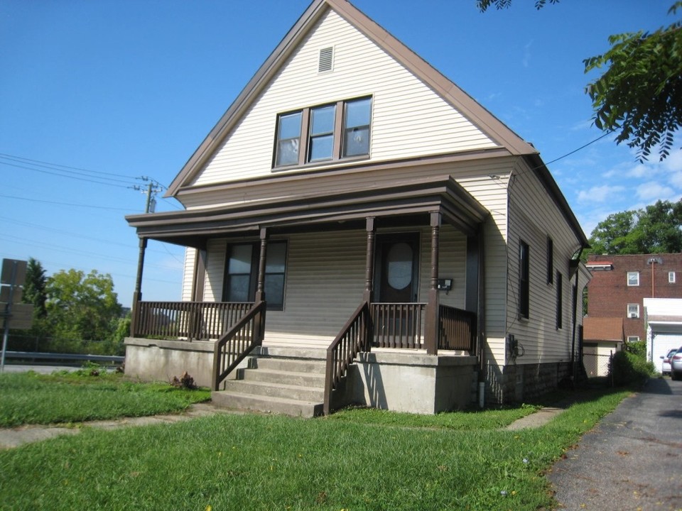 4901 Wesley Ave in Cincinnati, OH - Building Photo