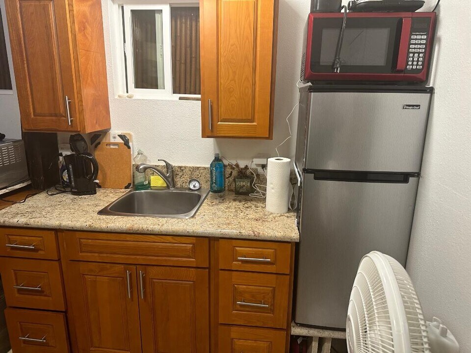 4433 Sierra Dr, Unit yard studio in Honolulu, HI - Building Photo