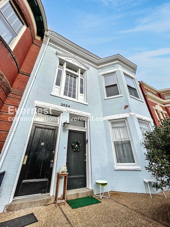 2034 W Grace St in Richmond, VA - Foto de edificio - Building Photo
