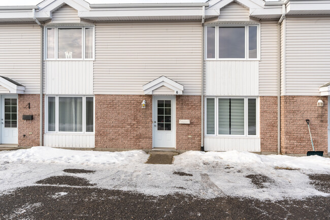 1015 De La Prairie St in Lévis, QC - Building Photo - Building Photo