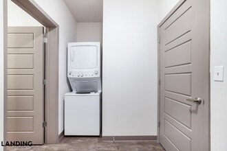 2621 S Jefferson Ave, Unit 323 in Springfield, MO - Building Photo - Building Photo