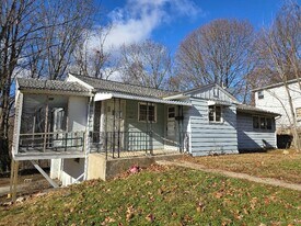 401 Farmington Ave in Waterbury, CT - Building Photo