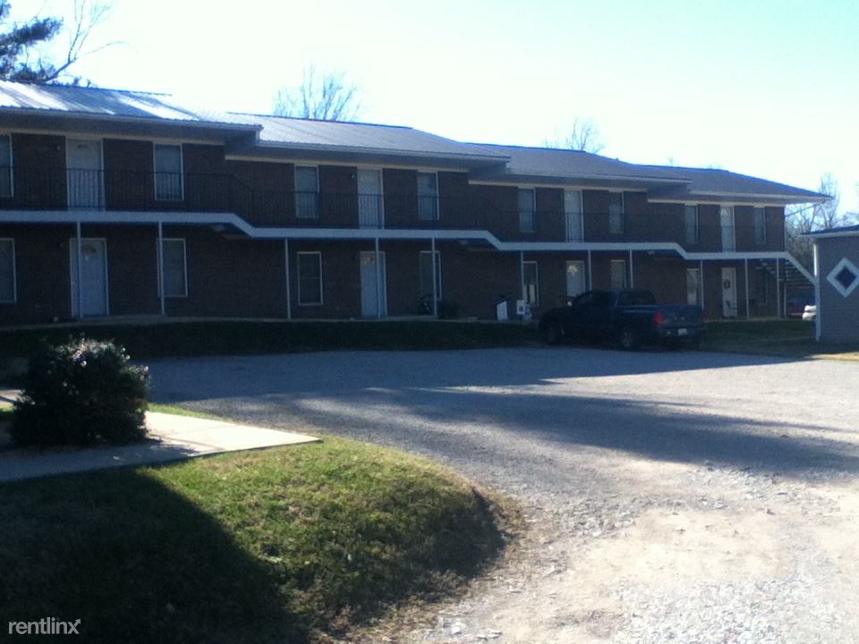 212 W Main St in Hodgenville, KY - Foto de edificio
