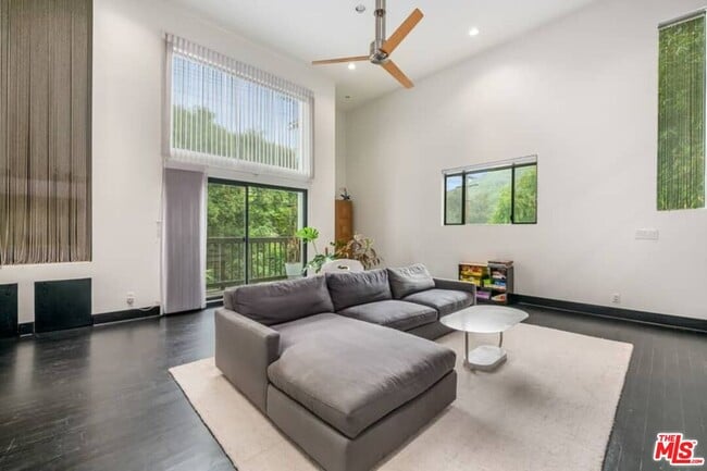 2415 Laurel Pass Ave in Los Angeles, CA - Building Photo - Building Photo