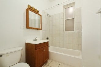 8257 S Coles Ave in Chicago, IL - Foto de edificio - Building Photo