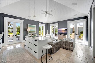 1375 Gordon Dr in Naples, FL - Building Photo - Building Photo