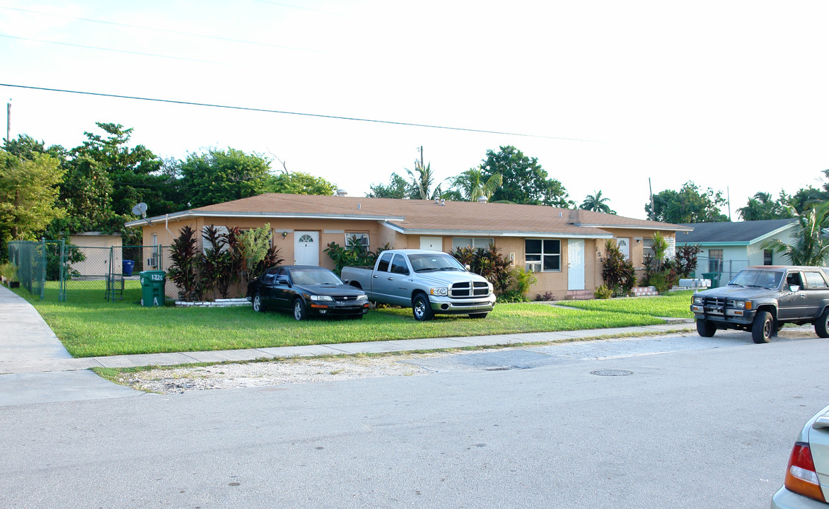 1221 NE 109th St in Miami, FL - Building Photo