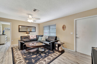561 Cabana Rd in Venice, FL - Building Photo - Building Photo