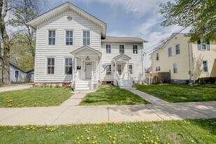 371 Cedar St in Aurora, IL - Building Photo