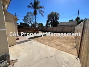 2125 N Screenland Dr in Burbank, CA - Foto de edificio - Building Photo