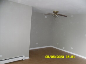 2244 W Nichols Rd, Unit B in Arlington Heights, IL - Building Photo - Building Photo