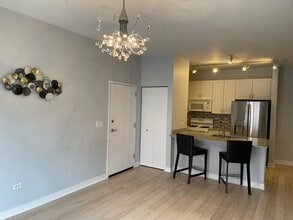 765 W 15th St, Unit 209 in Chicago, IL - Building Photo - Building Photo