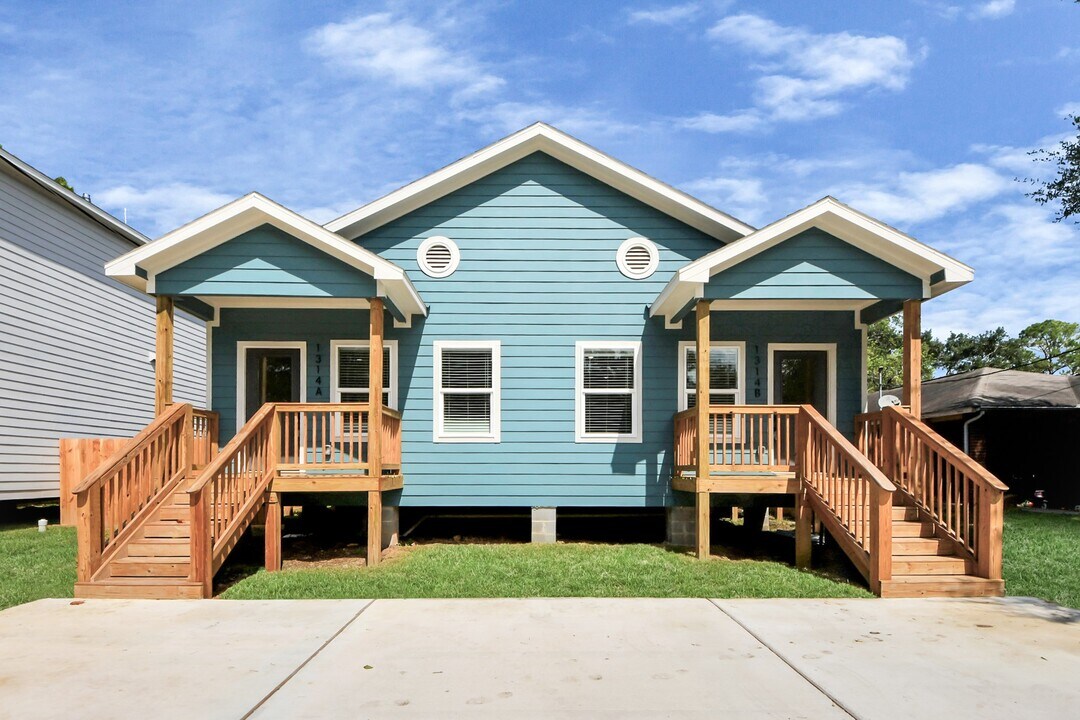 1314 W Willis St in Alvin, TX - Building Photo