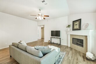 1704 Wandering Hls Rd in Conroe, TX - Building Photo - Building Photo