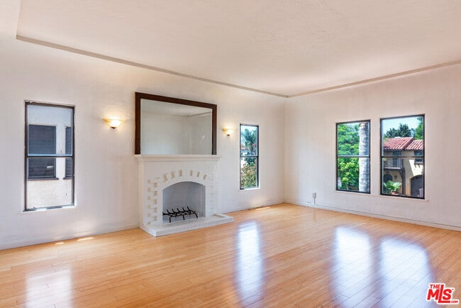 8002 4th St in Los Angeles, CA - Building Photo - Building Photo