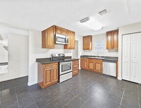 817 Willow Creek Dr in La Porte, TX - Building Photo - Building Photo