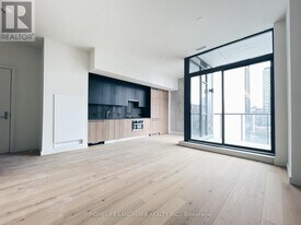 81 Wellesley St E in Toronto, ON - Building Photo