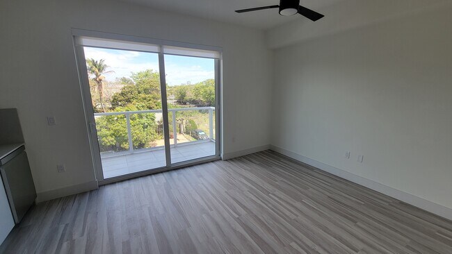 2385 NE 187th St, Unit S2 in Miami, FL - Foto de edificio - Building Photo