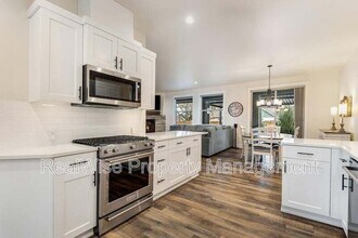 2758 NW 23rd Lp in Redmond, OR - Building Photo - Building Photo