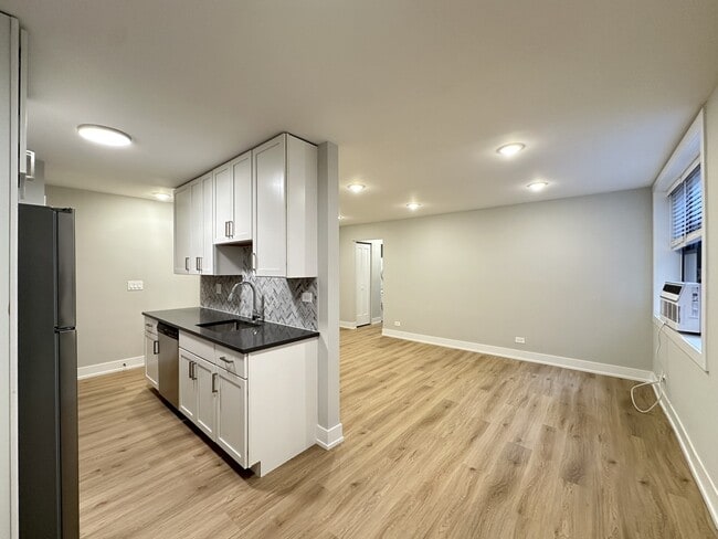 503 W Aldine Ave, Unit J05P