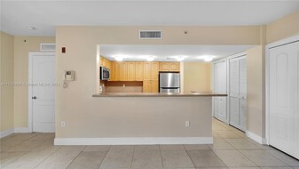 120 Douglas Rd, Unit 505 in Coral Gables, FL - Building Photo - Building Photo