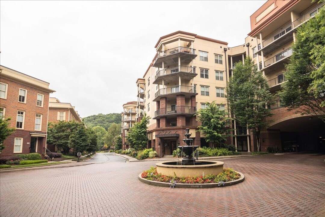 200 River Vista Drive in Atlanta, GA - Building Photo