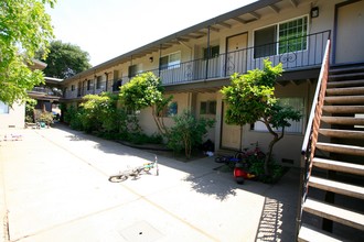 Woodland Park Apartments in East Palo Alto, CA - Building Photo - Building Photo