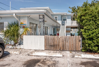 Bay Esplanade Apartments in Clearwater Beach, FL - Building Photo - Building Photo