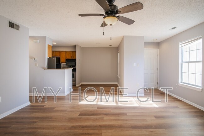 8117 Tremaine Ct in Charlotte, NC - Foto de edificio - Building Photo