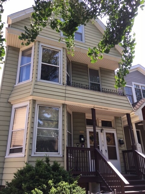 1237 W Wellington Ave in Chicago, IL - Building Photo