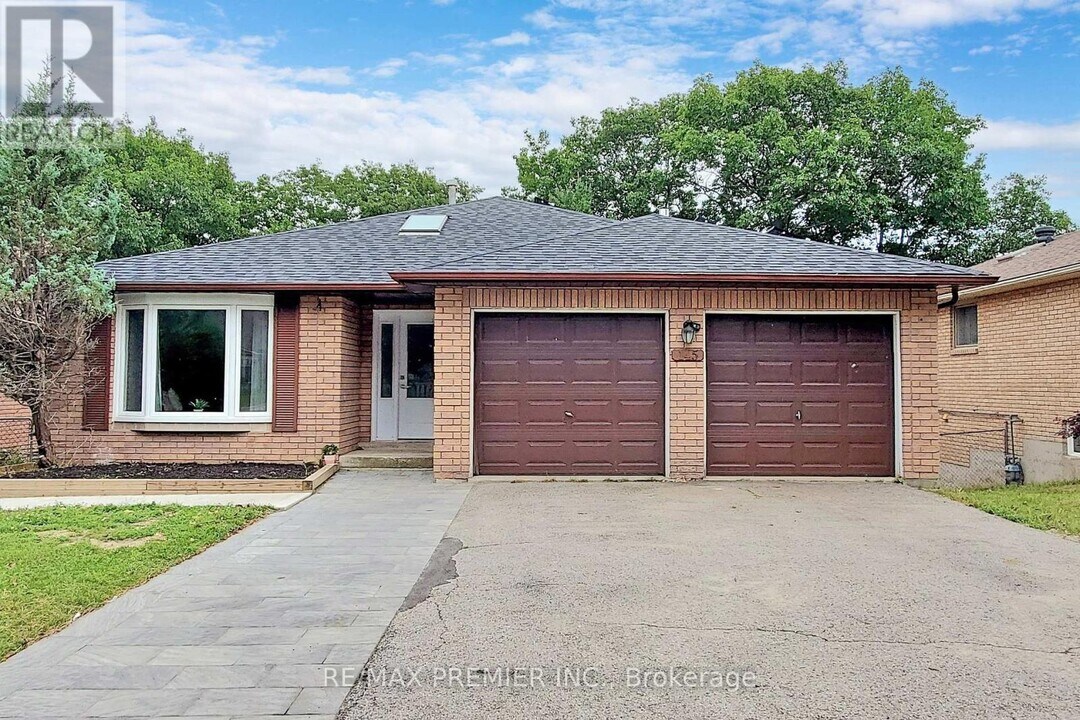 145 Fox Run in Barrie, ON - Building Photo