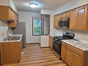 1205 Parkview Dr in Marion, IA - Building Photo - Building Photo