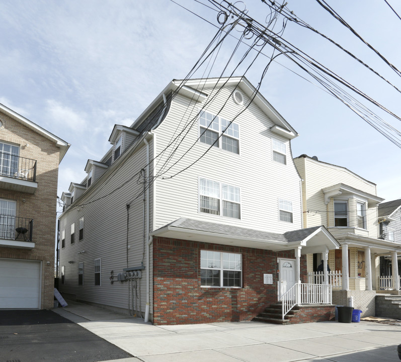 209 Catherine St in Elizabeth, NJ - Building Photo