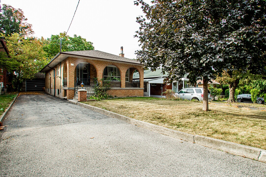 7 Sylla Ave in Toronto, ON - Building Photo