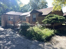 3816 Clinton Ave in Des Moines, IA - Building Photo